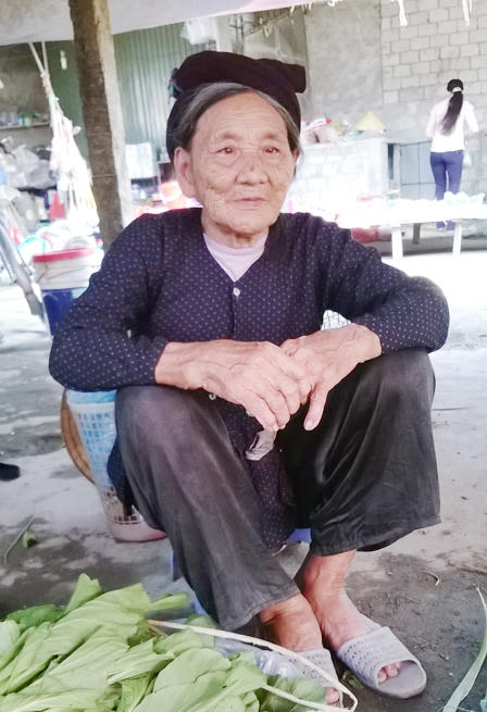 Gần 60 năm bán trứng gom tiền đi tìm mộ chồng